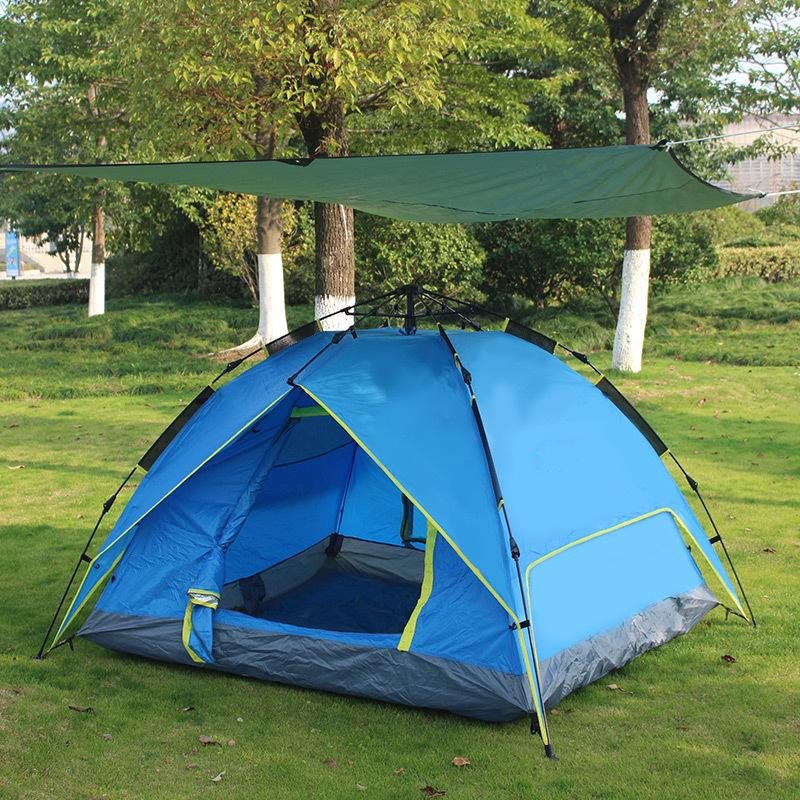 Une petite bâche est un excellent outil pour le camping